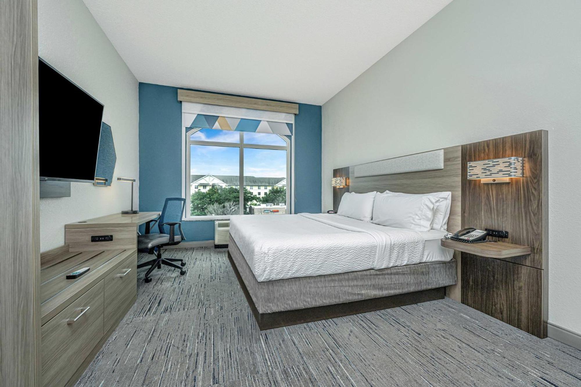 Express & Charleston Arpt-conv Ctr Area By Ihg Hotel