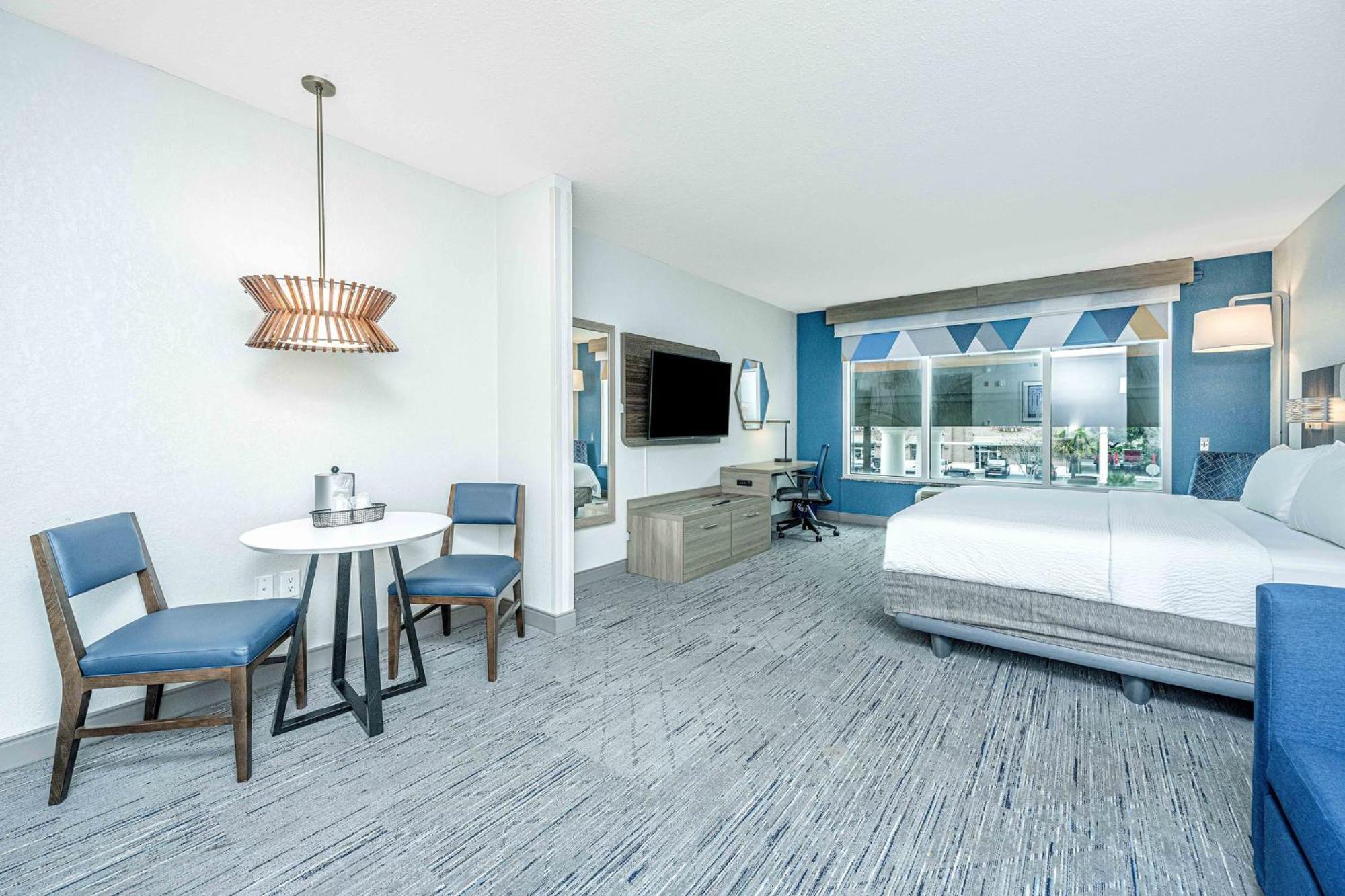 Hotel Express & Charleston Arpt-conv Ctr Area By Ihg 3*