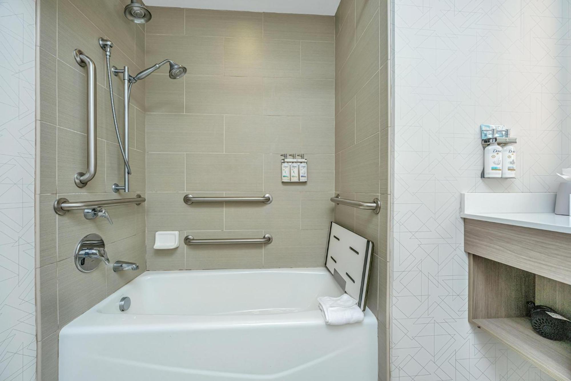 Express & Charleston Arpt-conv Ctr Area By Ihg 3*
