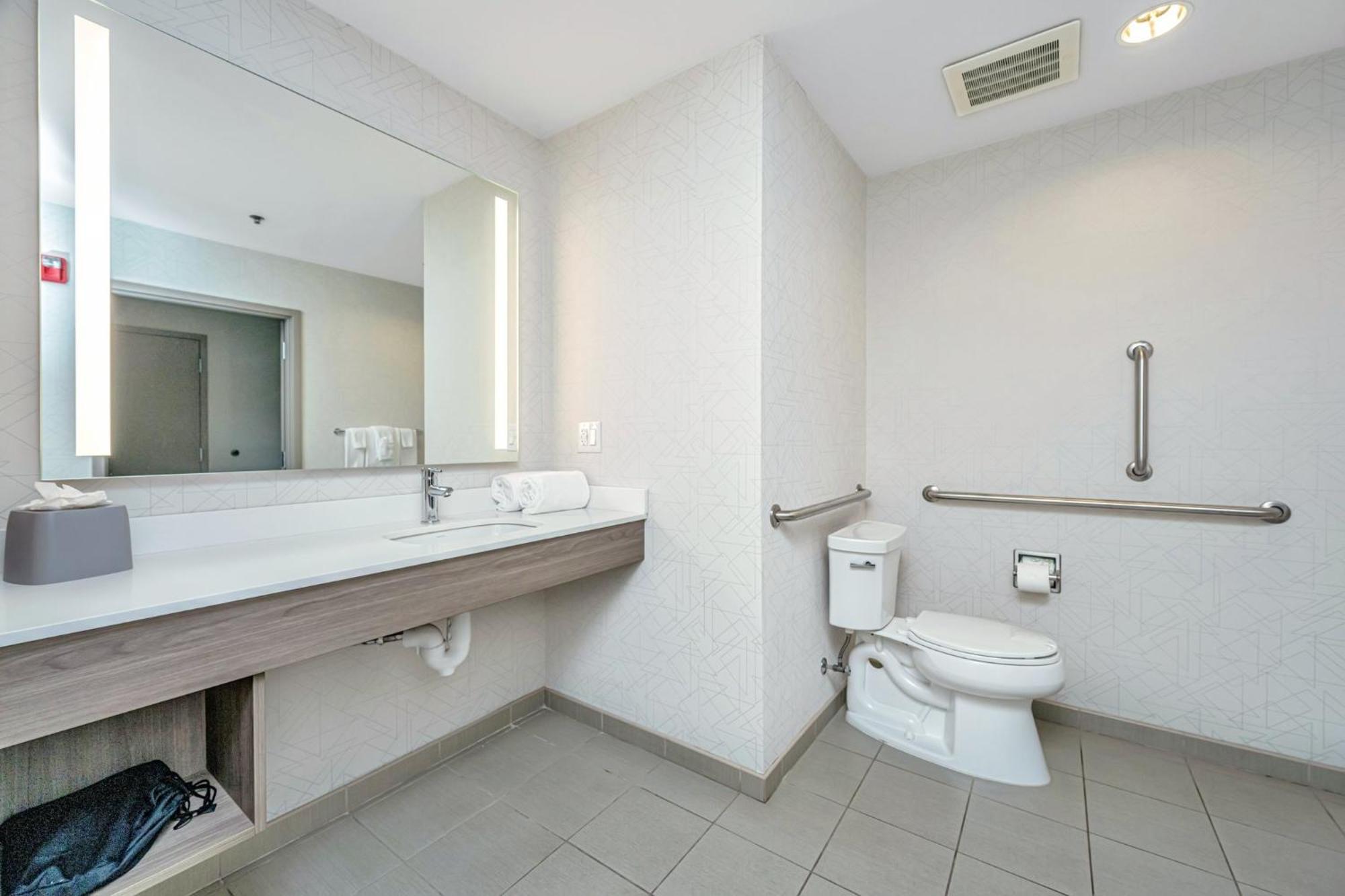 Express & Charleston Arpt-conv Ctr Area By Ihg Hotel 3*