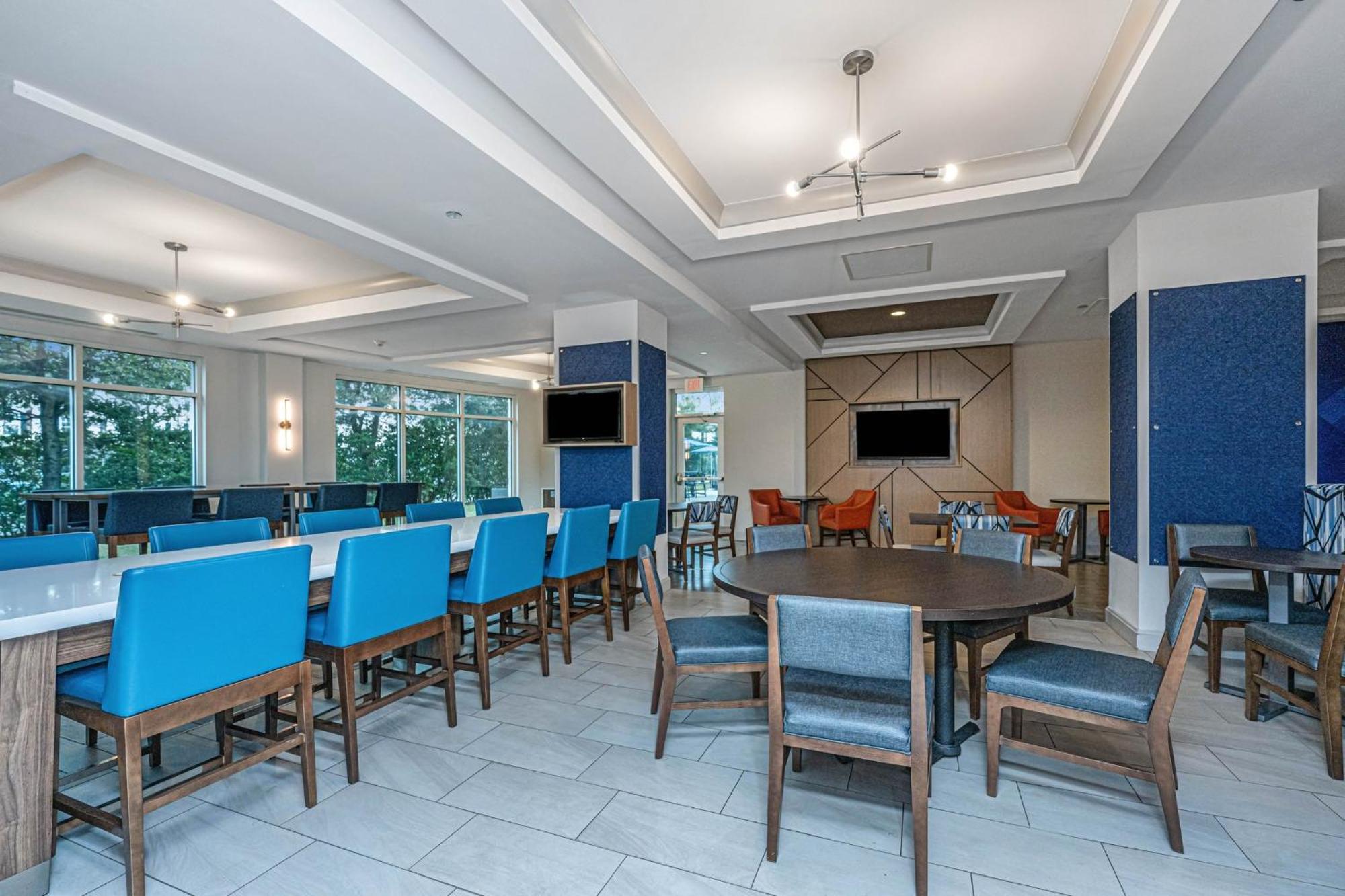 Express & Charleston Arpt-conv Ctr Area By Ihg Hotel 3*