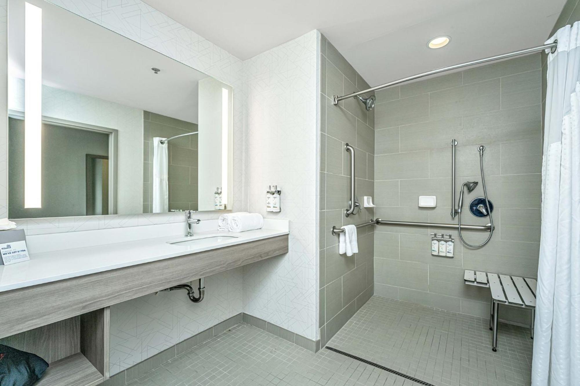 Hotel Express & Charleston Arpt-conv Ctr Area By Ihg 3*