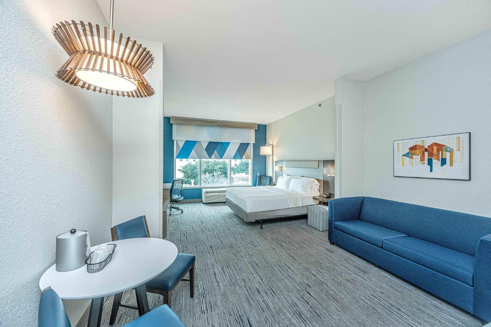 Express & Charleston Arpt-conv Ctr Area By Ihg Hotel 3*