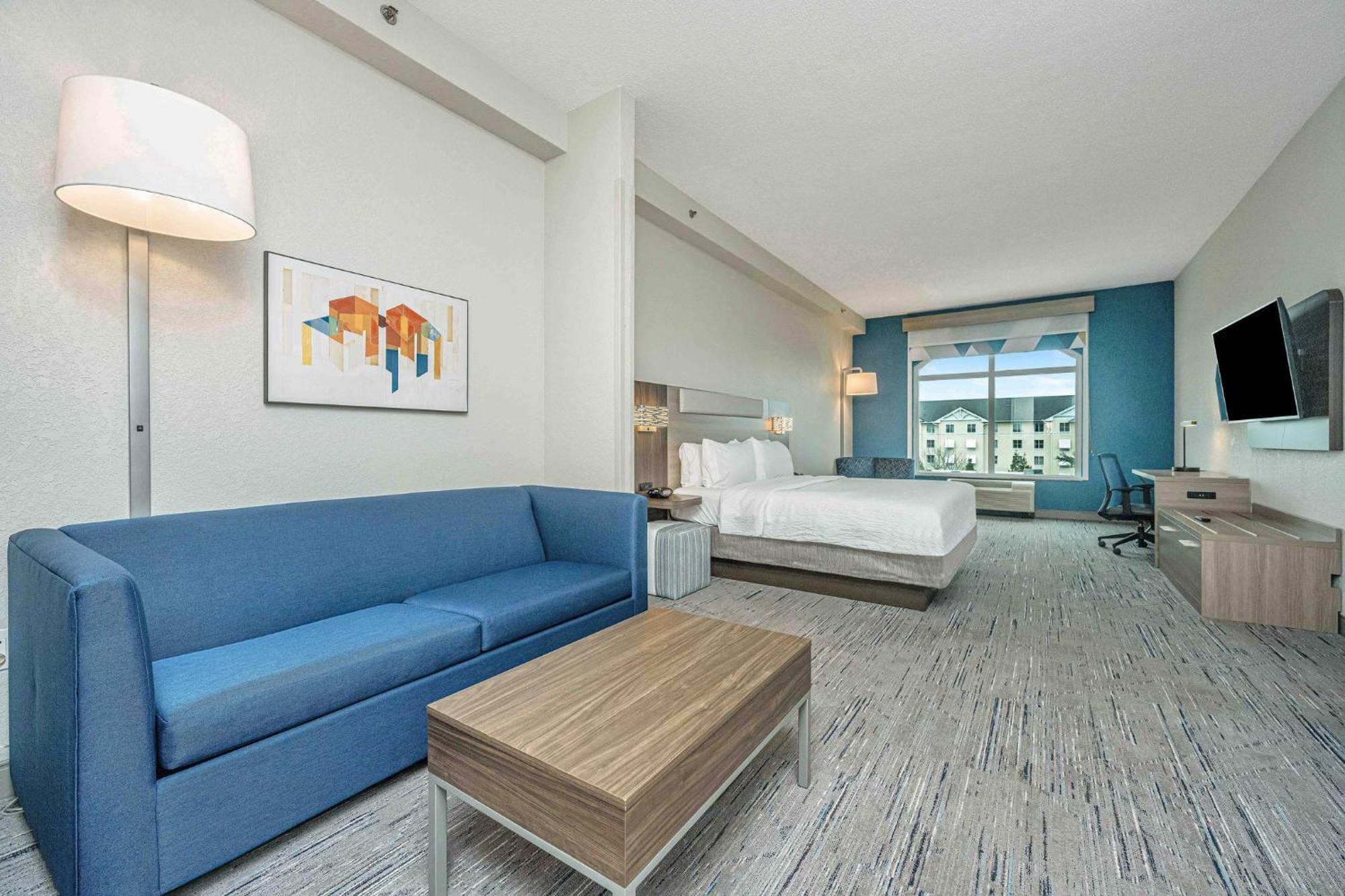 Express & Charleston Arpt-conv Ctr Area By Ihg Hotel 3*