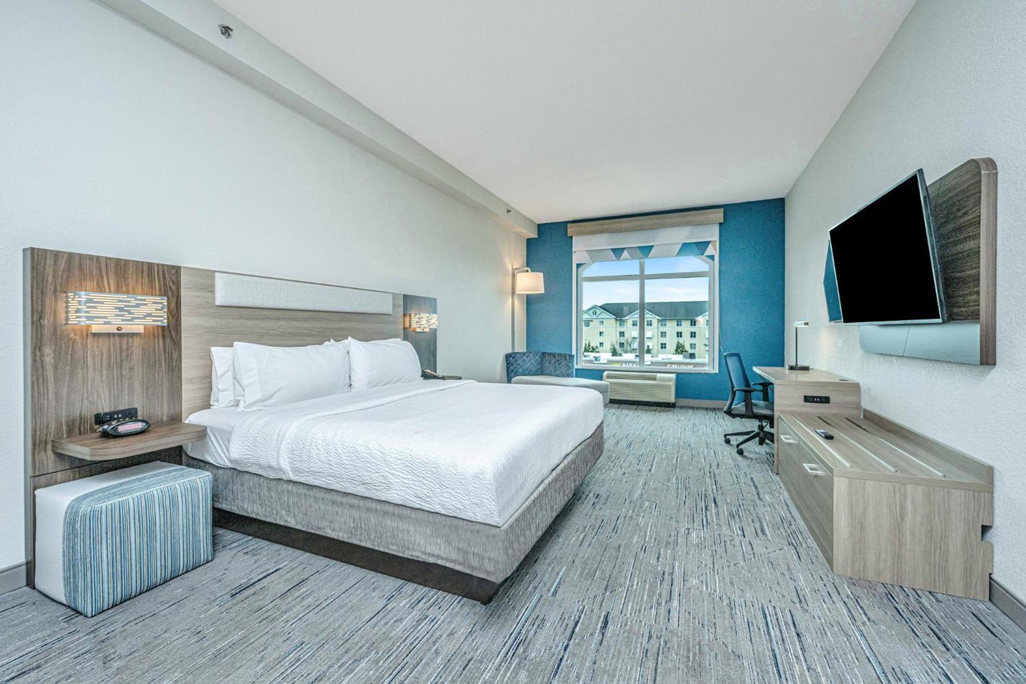 Hotel Express & Charleston Arpt-conv Ctr Area By Ihg