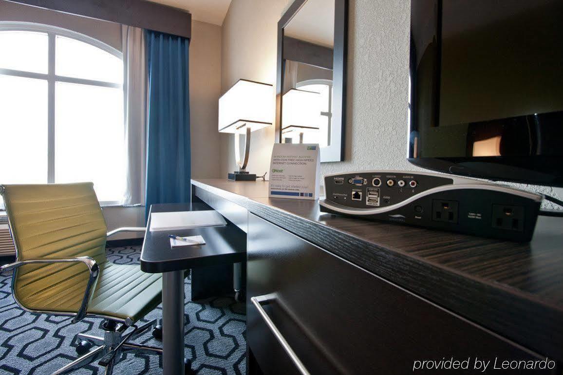 Express & Charleston Arpt-conv Ctr Area By Ihg Hotel